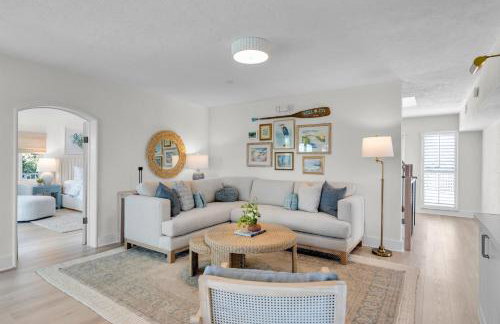 NEW LISTING! Reel Joy Waterfront Luxe with Pool and Private Dock home - Foto 36