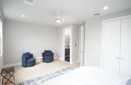 Modern 3BR with Game Room, Near Market Center DART, Med District & Uptown - Foto 11