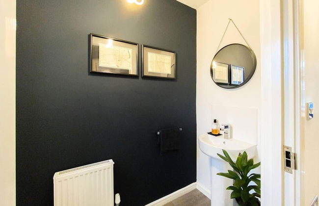 Stunning 4 Bed House With Cinema Room & Parking - Foto 24