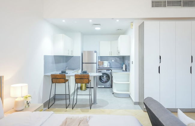 Yogi - Serene Romance in a Stylish Studio with City Views - Photo 9