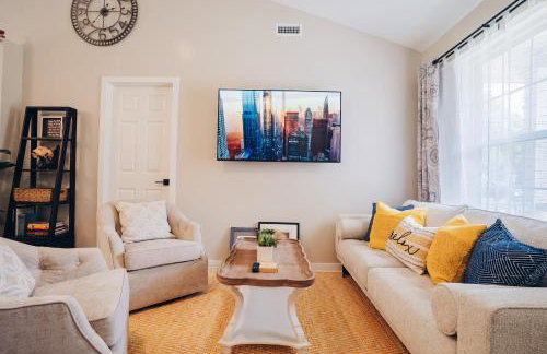 City Retreat - 4 Bedroom Oasis with King & Private Yard near Downtown - Foto 7