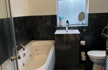 Spacious 4 Bedroom Contractors Friendly Home in Coventry Near Jaguar Land Rover & City Centre - Photo 11