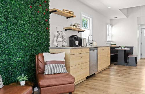 3BR 2BA Derby Home Walk to Churchill Free Parking - Foto 14