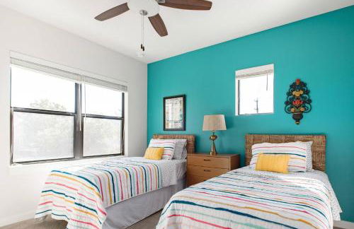 Explore the River Walk from Artsy Designer Retro Chic Home - Foto 11