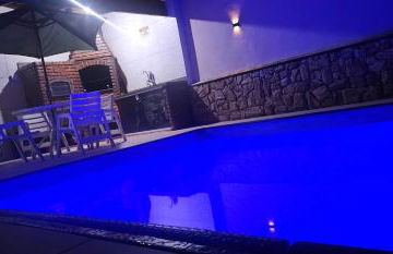 Belíssima Casa a Beira Mar com Piscina Aquecida Cobrado a Parte, 5 Quartos com Ar Condicionado, Amplo Salão de Jogos com Mesas de Bilhar e Pebolim, Amplo Espaço Externo com Churrasqueira em Deck Gourmet Coberto frente a Piscina,Tudo isso á Beira Mar - Photo 3