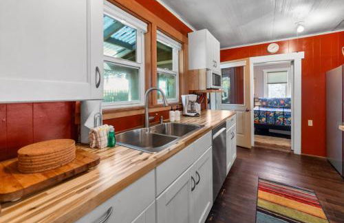 Historic Oceanside Cabin with Peek-a-boo views dog friendly - Foto 30