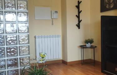 Duplex con terraza y vistas a la montaña internet aire acondicionado frente a piscinas públicas - Foto 8