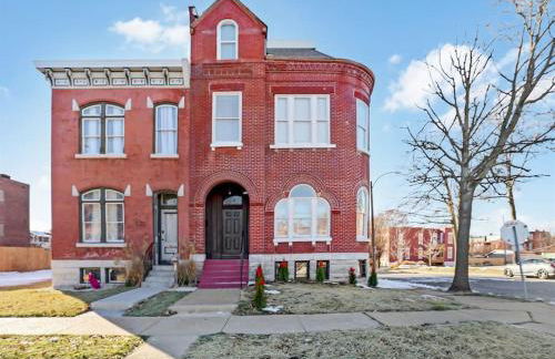 Jefferson Avenue- Large St Louis Home Game Room & Walkable Location - Photo 12