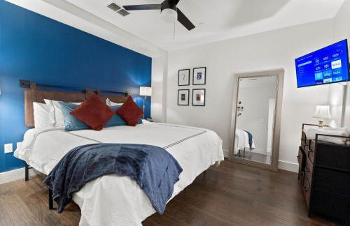 Theatre Retreat 2 Bedroom Loft - 1 Blk from Theatres - Foto 14