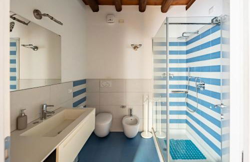 Beautiful Villa With Garden and Private Parking! - Foto 33