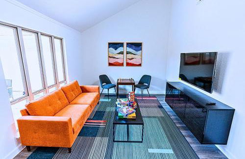 Sparkling Pool Retreat Near Legacy West by Vacation Your Way - Foto 6