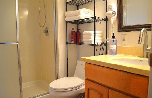 Modern 3 Bedroom Suite with AC for Family and Work group - Photo 20