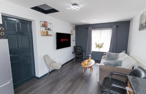 Home from Home 3-Bedrooms free parking Garden Sleeps up to 8 - Foto 1