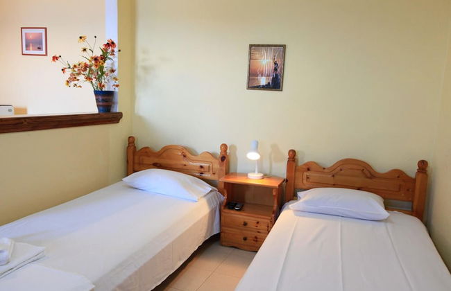 Dolphin Studio Swimming Pool Walk to Beach Sea Views A C Wifi Car Not Required - 559 - Foto 2