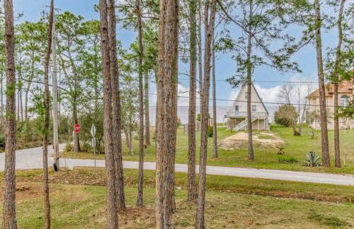 Woodsy Retreat, steps to Bay - Hot tub! - Foto 10