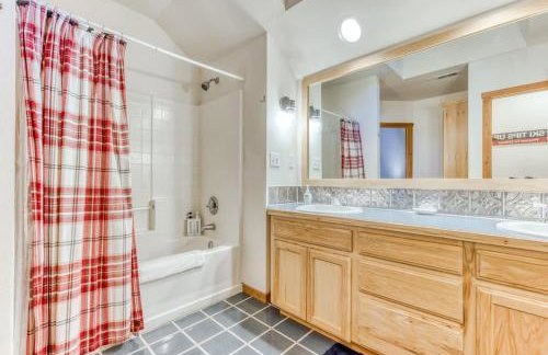 Lazy Bear Lodge · Spacious 6BR Lodge with Chef's Kitchen, Hot Tub, Golf Views and more - Foto 35