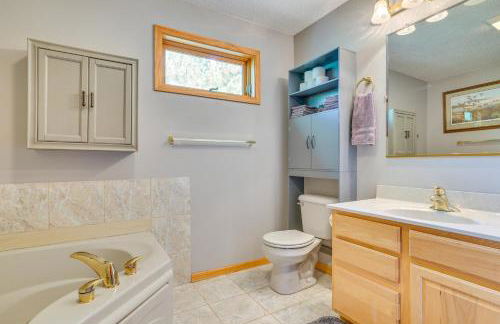 Gorgeous Lake Arbutus Getaway with Dock and Boat House - Foto 20