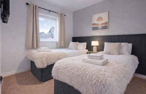 Stylish 3 Bedroom House - Excellent Location - Free Parking, Garden, Fast Wifi, Work Space and Self-Check-In by Yoko Property - Foto 2