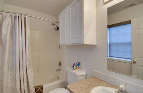 Central 4-Acre Cottage with Deck Walk to Bay! - Foto 14