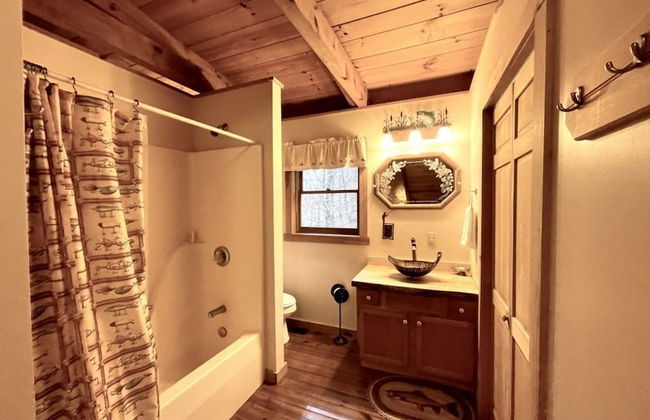 Leave the stress behind!- private hot tub, pet and motorcycle friendly, let peace and nature surround you! 2 Bedroom Home by RedAwning - Foto 11