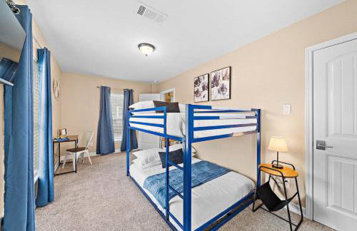 Nr DT, Med Center, Midtown Sleeps 16 Game Room - Photo 28