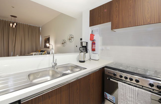 Luxury StayCation - Spacious Apartment Amidst Lush Green Parks - Photo 19