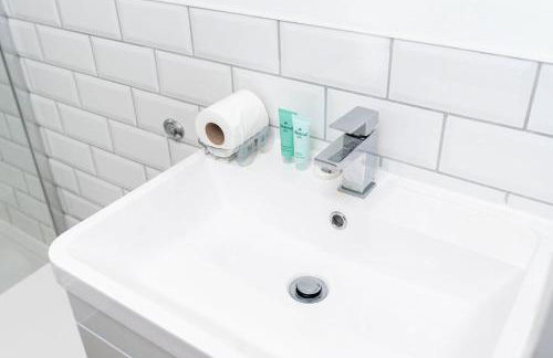 Convenient 2BR House with Great Transport Links - Photo 10