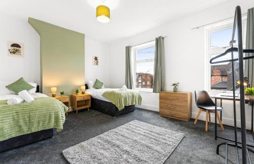 Comfortable 4 Bed Home - Free Parking & Fast WiFi - Foto 28