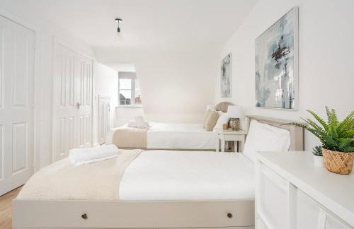 Comfortable 4 Bed Modern Townhouse with Parking - Foto 12