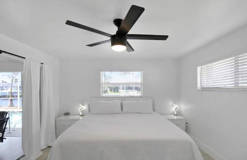Chic & modern canal-front retreat with private pool - Azure Tides - Photo 28