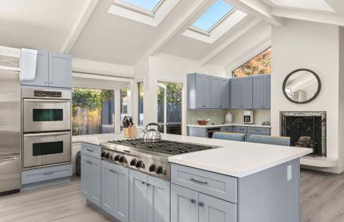 Pacific Perfection - Ocean Views Jacuzzi Walk to Beach and Dining - Photo 18