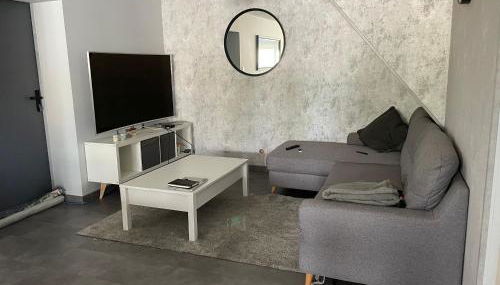 Gîte confortable avec piscine, parking et Wi-Fi à La Suze-sur-Sarthe - FR-1-410-399 - Foto 2