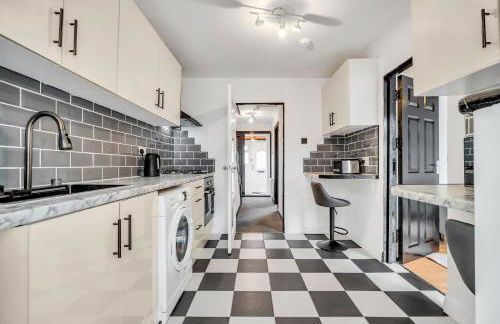 Spacious 4-Bed Haven in Orpington Retreat - Photo 5