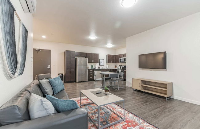 Modern Apartment With Upgraded Amenities Near CSU - Foto 14