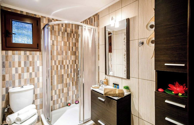 Maggie Alonia - Photo 14