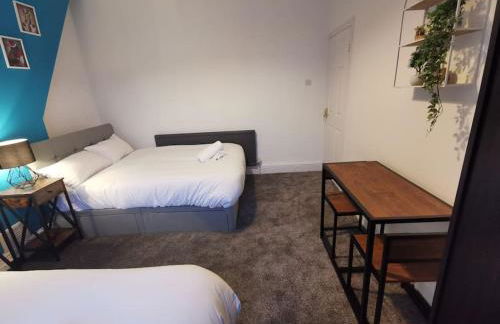 Spacious & comfy 4 bed house, 6 Beds, Free Private Parking & Wifi - Foto 18