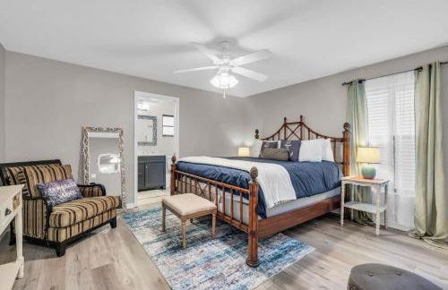 Charming Heated Pool Home - 3 miles to the Beach, Pet and Family Friendly -Available Year Round! - Photo 16