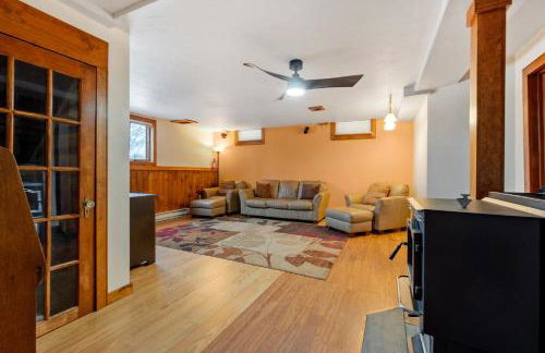 Spacious Accessible Waterfront Retreat with Hot Tub - Foto 45