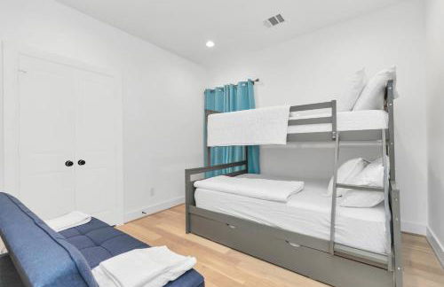 Tranquil Downtown Escape with Backyard - Photo 45