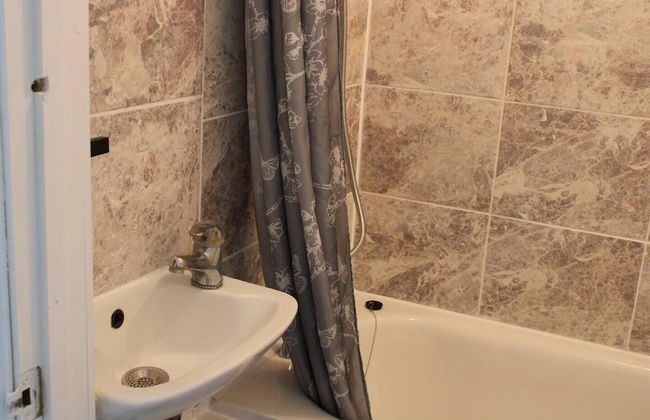 Apartment - Sleeps 4 - Garden - Parking - Photo 8