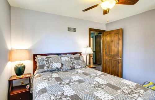 Riverfront Cabin Near Dtwn Pella with Game Room! - Foto 15