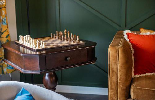 Chic Home with Large Private Yard! Hot Tub, Close To Downtown - Foto 34