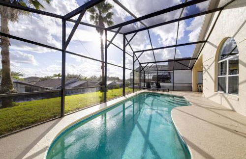 630- 3 Bedroom South facing Home with Pool Drenched in Florida Sunshine Perfect for Families - Foto 13