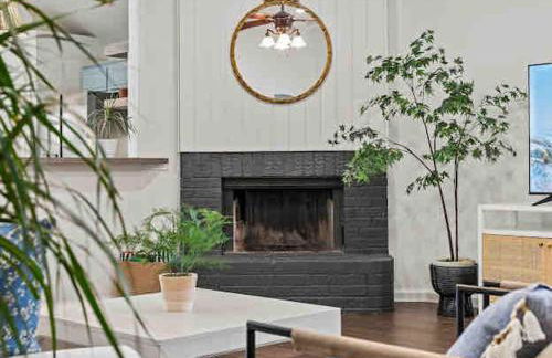 Sunny 4BR with Backyard Oasis - 15 Min to Lakes - Foto 10