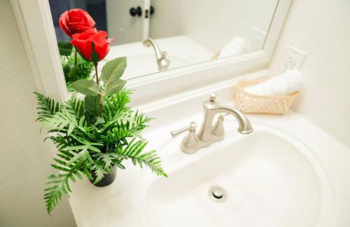 Vegas Hideaway with Jacuzzi & Pool by Strip - Foto 29