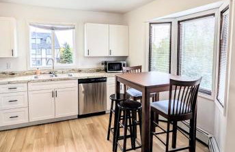 Spacious Downtown 2-bdrm Apartment - Photo 11