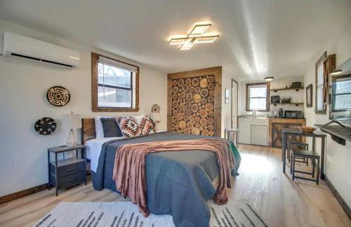 Serene Woodland Studio Retreat with Outdoor Amenities, Near Fishing, Hiking & Gentry, AR - Foto 4