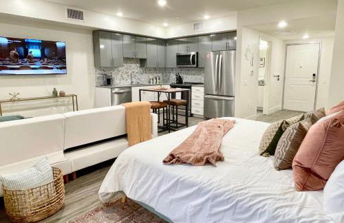 Downtown-King Bed-ADA Elevator-In Unit Laundry - Foto 17