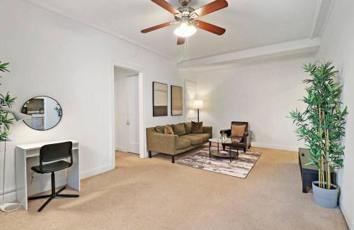 Sleek 1-Bedroom Apt in Chicago - East Park Tower 0610 rep - Photo 5