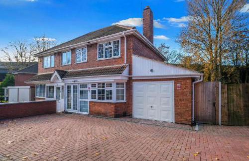 Family-Friendly 4-Bed near Parks & Transport Links - Foto 19